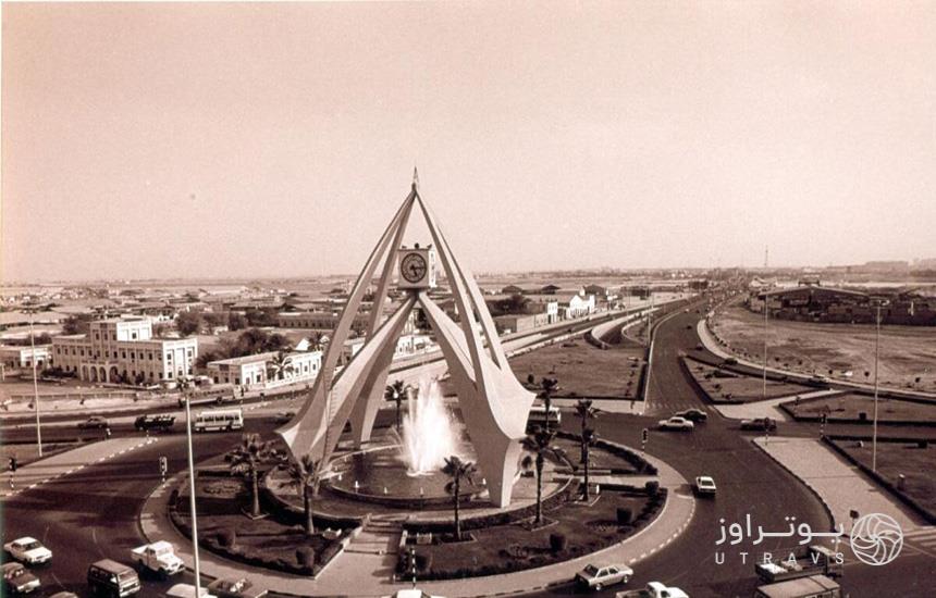 عکسی سیاه و سفید و قدیمی از میدان ساعت دبی در گذشته